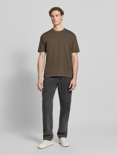 Männermodel trägt Relaxed Fit T-Shirt aus reiner Baumwolle von Marc O'Polo, Optik: Unifarben, Label-Patch, Rundhals, Kurzarm, Materialverarbeitung: Heavy Jersey, Ganzkörperansicht von vorne