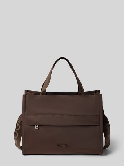 Produktfoto, Handtasche mit Logo-Detail Modell 'Maxon' von BOGNER in Braun, glatte Textur, Logo-Schulterriemen, neutraler Hintergrund.