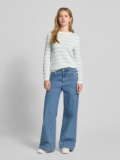 Vrouwenmodel draagt gebreide pullover van puur katoen, slim fit, model 'DALO' van Vila met ronde hals, dames, ruglengte 56 cm, mouwlengte 65 cm. Ganzlichaamsaanzicht van voren.