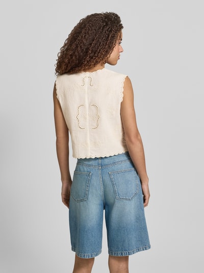 Frauenmodel trägt Blusentop mit Lochstickerei und Bindeverschluss von Jake*s Casual aus Leinen-Baumwoll-Mix, gerade Form, helle Farbe, feine Textur, Rückenlänge bei Größe 38: 44 cm, Ganzkörperansicht Rückansicht.
