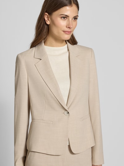 Frauenmodel trägt Slim Fit Blazer mit Viskose-Anteil von Comma in Beige mit Reverskragen, Knopfverschluss, Leistentaschen, Nahaufnahme Oberkörper.