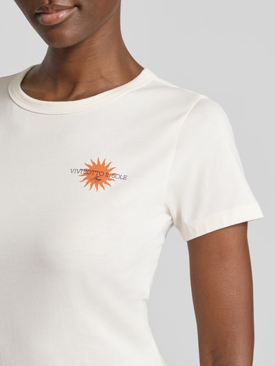 Frauenmodel trägt Regular Fit T-Shirt aus reiner Baumwolle Modell 'DELORIS_5' von HUGO, cremefarben, weiche Struktur, Damen T-Shirt, Nahaufnahme Oberkörper.