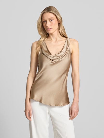 Frauenmodel trägt Satintop mit Wasserfall-Ausschnitt von Rinascimento in Beige, gerade geschnitten, breite Träger, Nahaufnahme Oberkörper.