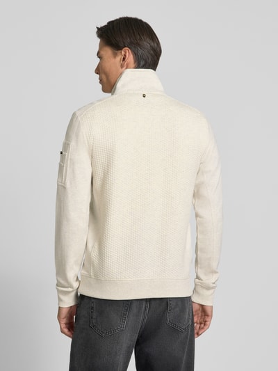 Männermodel trägt Sweatjacke mit Stehkragen und Label-Patch von PME Legend in Beige mit Strukturmuster, Material-Mix, Ganzkörperansicht Rückansicht.