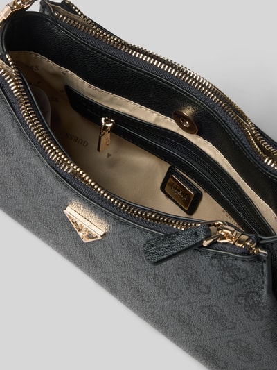 Produktfoto, Shoulder Bag mit Steckfach Modell 'NOELLE' von GUESS, schwarzes Allover-Logo-Muster, goldene Details, beige Innenfutter