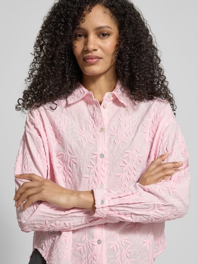 Frauenmodel trägt Baumwollbluse mit Blumen 3D Applikation von Christian Berg Woman in Rosa mit Hemdblusenkragen, gerader Schnitt, reine Baumwolle, Nahaufnahme Oberkörper.