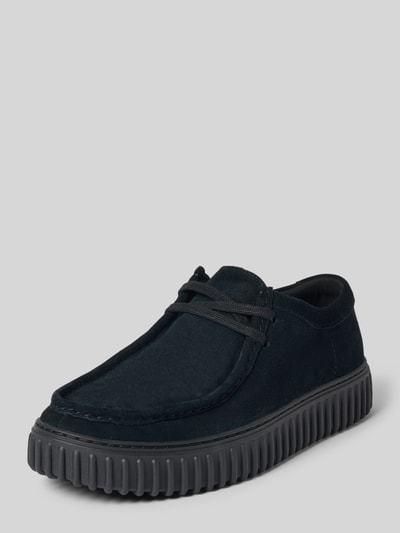 Produktfoto, Bootsschuhe aus beschichtetem Leder Modell 'Torhill' von Clarks in tiefschwarz, abgerundete Form, profilierte Sohle, Schnürung, strukturierte Oberfläche, Herrenmodell, Größe und Maße gemäß Beschreibung