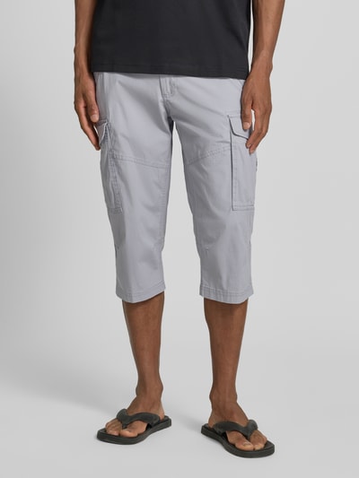 Männermodel trägt Relaxed Fit Cargoshorts aus Baumwoll-Mix von s.Oliver BLACK LABEL, Optik: Unifarben, Popeline, Ganzkörperansicht von vorne.