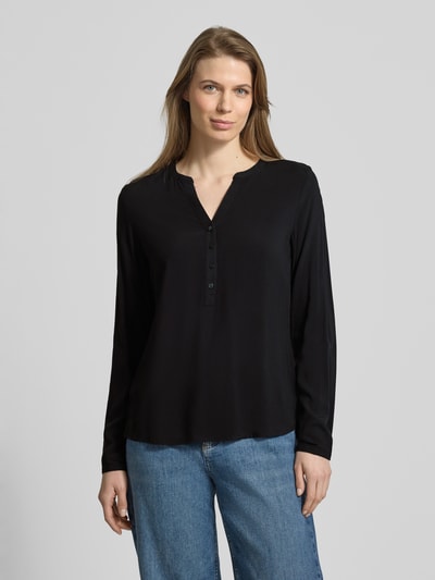 Kobiece modelka nosi Regular Fit Bluzka z czystej wiskozy z dekoltem z lamówką od Christian Berg Woman, jednokolorowa, z długim rękawem, listwa guzikowa, długość tyłu 64 cm w rozmiarze 36, długość rękawa 60 cm w rozmiarze 36, widok całej sylwetki z przodu.