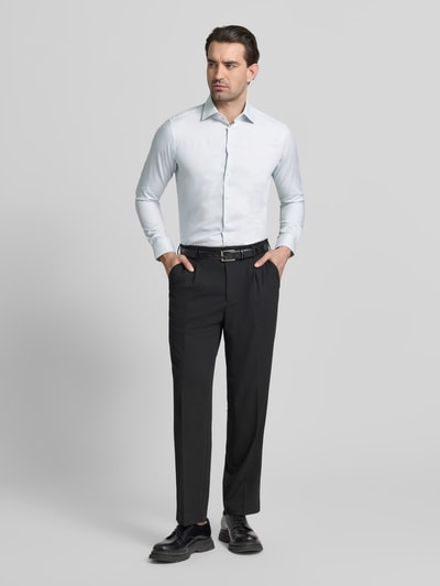 Męski model nosi Regular Fit Business Hemd aus Baumwolle mit Kentkragen od Christian Berg Men, biała bawełna, krój regular fit, kołnierzyk kent, zapięcie na guziki, długość tyłu w rozmiarze 39/40: 78 cm, szerokość w rozmiarze 39/40: 47 cm, długość rękawa w rozmiarze 39/40: 64 cm, pełny widok z przodu.