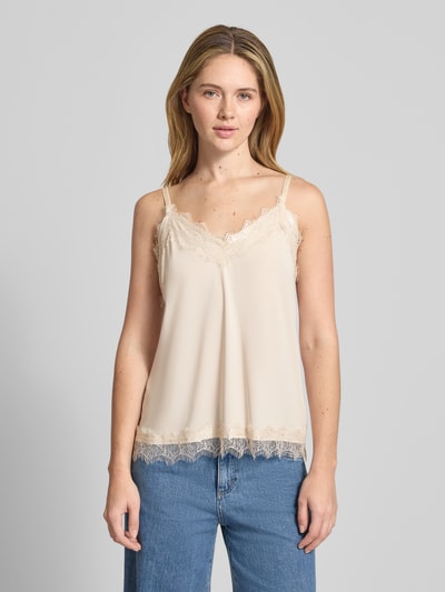 Modelka nosi Top mit Spitzenbesatz Modell 'BICCO' od FREE/QUENT, elastyczny materiał, krój slim fit, koronkowe wykończenie, regulowane ramiączka, długość pleców w rozmiarze S: 38 cm, jasny beż, gładka faktura, widok całej sylwetki z przodu