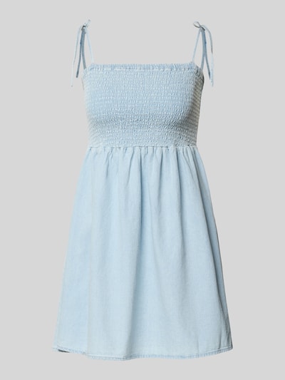 Produktfoto, Minikleid mit Smok-Details Modell 'OREGON' von Noisy May, A-Linie, Denim-Optik, Reine Baumwolle, Träger mit Schnürung, hellblau