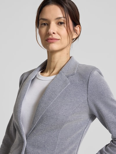 Frauenmodel trägt Regular Fit Blazer mit Reverskragen Modell 'Kate' von ICHI aus Baumwoll-Mix, Paspeltaschen, Knopfverschluss, Nahaufnahme Oberkörper.
