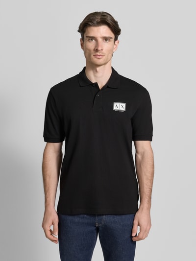 Männermodel trägt Regular Fit Poloshirt mit knoopsluiting van ARMANI EXCHANGE, mix van katoen en elastaan, labelprint, mouwboordjes, ruglengte maat M 70 cm, kleur zwart, regular fit, ganzkörperansicht van voren.