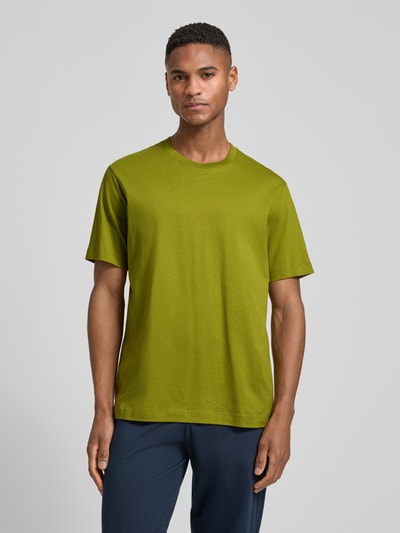 Männermodel trägt Relaxed Fit T-Shirt mit Rundhalsausschnitt von Schiesser in Grün aus Reine Baumwolle, Kurzärmelig, Rückenlänge 69 cm bei Größe 50, Ganzkörperansicht von vorne.