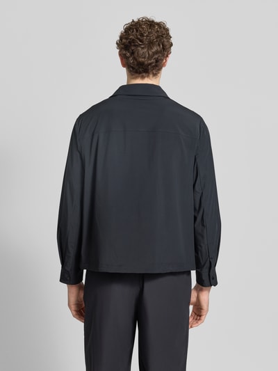 Männermodel trägt Blouson mit Kentkragen und Brusttasche von ARMANI EXCHANGE, schwarz, Material-Mix, Regular Fit; Ganzkörperansicht Rückansicht.