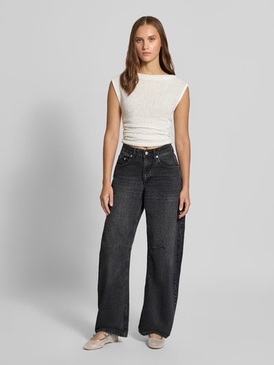 Frauenmodel trägt Straight Fit Jeans aus reiner Baumwolle von Topshop, Barrel Fit, 5-Pocket-Design, schwarz, Ganzkörperansicht von vorne.