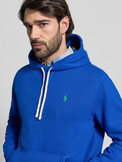 Männermodel trägt Regular Fit Hoodie aus Baumwoll-Mix von Polo Ralph Lauren, Optik: Unifarben, Logo-Detail, Nahaufnahme Oberkörper.