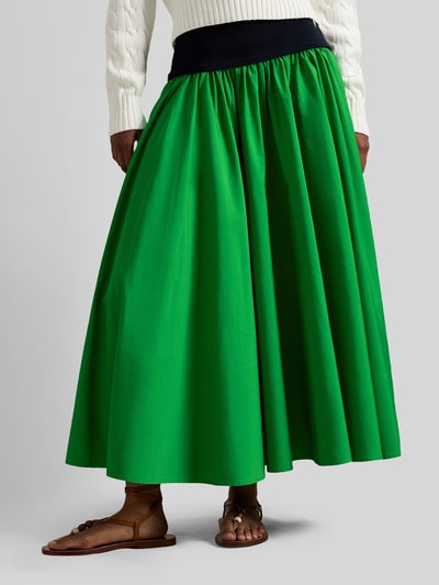 Vrouwenmodel draagt 'Ausgestellter Midi-Rock aus reiner Baumwolle' van Polo Ralph Lauren in two tone groen, logo-stiksel, katoen, geheel aanzicht voorkant.