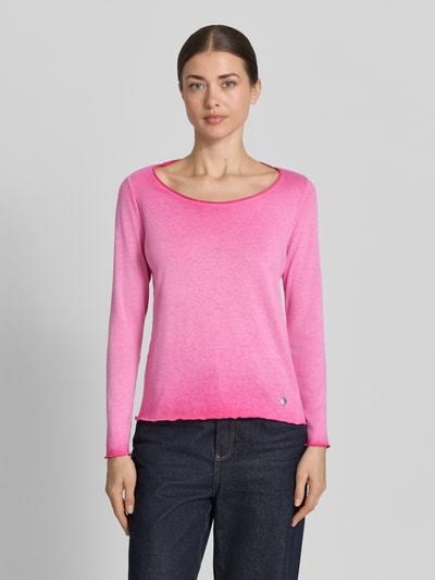 Frauenmodel trägt Strickshirt mit Label-Detail und Muschelsaum von Smith and Soul in Pink, Baumwoll-Mix, Rundhals, gerader Schnitt, Ganzkörperansicht von vorne.