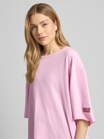 Frauenmodel trägt Oversized T-Shirt mit Label-Print Modell 'YKOBOW' von American Vintage, Reine Baumwolle, Oversized-Fit, Nahaufnahme Oberkörper.