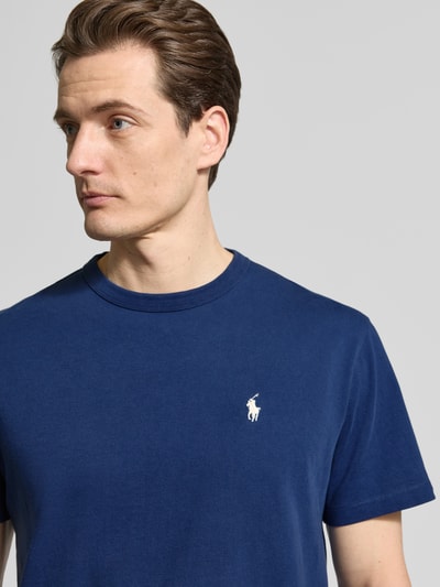Mężczyznamodel nosi Regular Fit T-Shirt aus reiner Baumwolle von Polo Ralph Lauren, jednolity granat, logo, okrągły dekolt, krótki rękaw, tkanina bawełniana. Zbliżenie górnej części ciała.