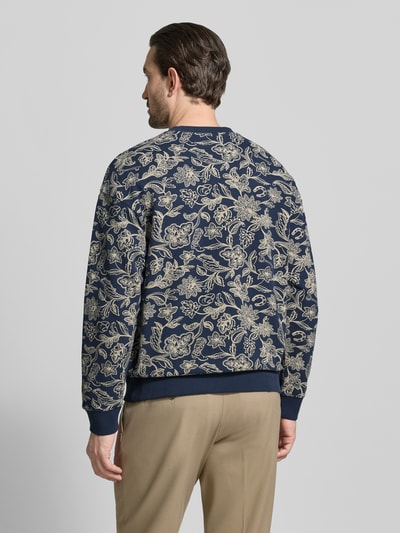 Männermodel trägt Sweatshirt im Allover-Look mit Rundhalsausschnitt von Scotch & Soda in blau-beige, puur katoen, regular fit, ruglengte maat M 67 cm, mouwlengte maat M 68 cm, all-over look, ronde hals, Ganzkörperansicht Rückansicht.