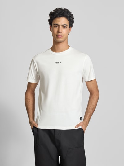Männermodel trägt Regular Fit T-Shirt mit Logo-Print von Replay, Herren T-Shirt aus Reine Baumwolle, Rundhalsausschnitt, Ganzkörperansicht von vorne.