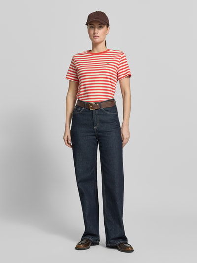 Vrouwenmodel draagt T-shirt met ronde hals en labelstitching van Gant, puur katoen, regular fit, ruglengte maat S 56 cm, vooraanzicht.