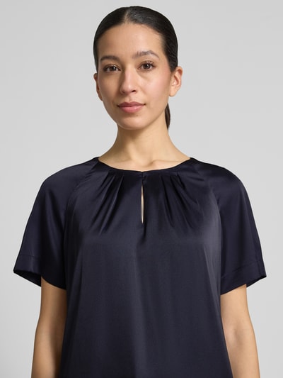 Frauenmodel trägt Blusenshirt mit Schlüsselloch-Ausschnitt von Comma, dunkelblauer Material-Mix mit Stretch-Anteil, Regular-Fit, 1/2-Arm, Nahaufnahme Oberkörper.