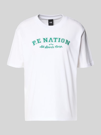 Produktfoto, weißes T-Shirt mit grünem Logo-Print und Rundhalsausschnitt, relaxed Fit, reine Baumwolle, T-Shirt mit Logo-Print und Rundhalsausschnitt von P.E Nation.