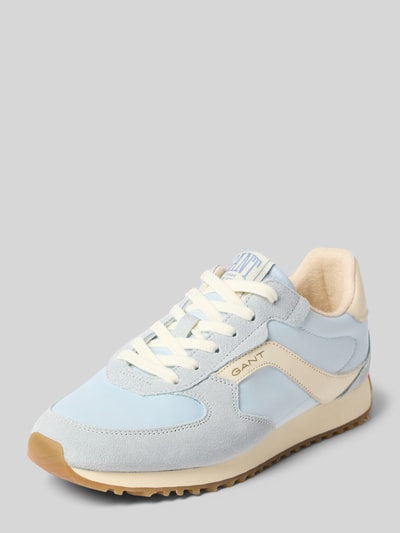 Productfoto, Sneaker uit echt leer met logo-detail model 'Beja' van Gant, afgeronde pasvorm, witte veters, geprofileerde zool, blauwe en beige tinten, profielzool 2 cm hakhoogte, 8 cm schachthoogte, 9 cm schachtwijdte