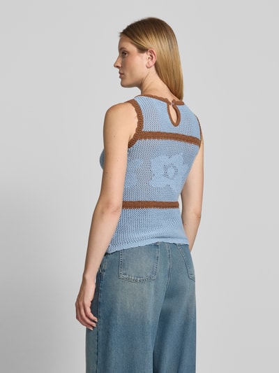 Vrouwenmodel draagt tricottop met contraststrepen van Jake*s Casual, katoenmix, slim fit, ronde hals, ruglengte maat S 55 cm. Ganzkörperansicht Rückansicht.
