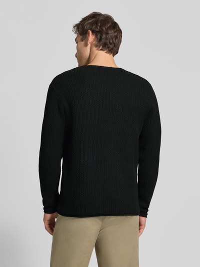 Männermodel draagt gebreide pullover met structuurpatroon Model 'BLUMASON' van JACK & JONES premium, puur katoen, recht model, labelpatch, ruglengte maat M 68 cm, mouwlengte maat M 66 cm, ganzkörperansicht rückansicht