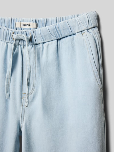 Produktfoto, Wide Fit Jeans mit elastischem Bund von Garcia aus reiner Baumwolle in hellem Blauton, sichtbare Eingriffstaschen, Detailaufnahme