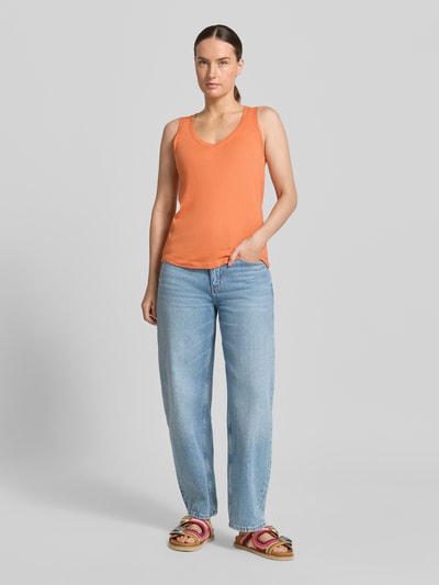 Frauenmodel trägt Regular Fit Top aus reiner Baumwolle von Marc O'Polo in Orange zu blauer Jeans, Damen T-Shirt, Ganzkörperansicht von vorne.