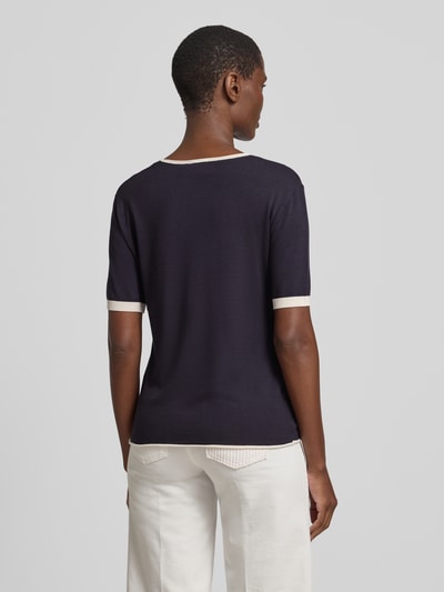 Frauenmodel trägt Strickshirt mit Rundhalsausschnitt von comma in Dunkelblau mit weißen Kontraststreifen, Viskose-Mix, Rückenansicht, Ganzkörperansicht Rückansicht.