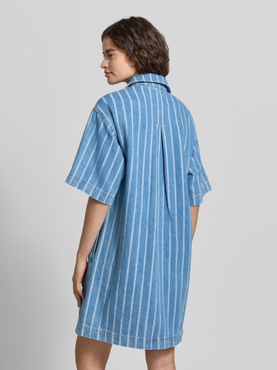 Frauenmodel trägt Relaxed Fit Jeanskleid aus reiner Baumwolle - Special Drop von Marc O'Polo Denim, gestreift in Denim-Optik, Mini-Länge, Hemdblusenkragen, Muster, Ganzkörperansicht Rückansicht.