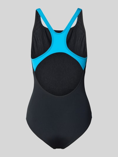 Frauenmodel trägt Slim Fit Badeanzug mit Logo-Print von Arena in Schwarz und Blau, Rundhalsausschnitt, Ärmelloses Design, Ganzkörperansicht Rückansicht.