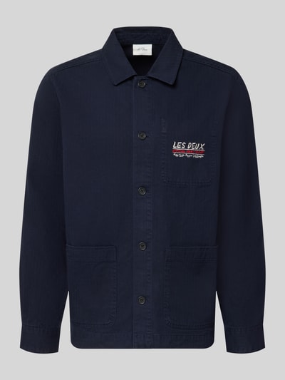 Produktfoto, Regular Fit Hemdjacke aus reiner Baumwolle von Les Deux in Dunkelblau mit Kentkragen, aufgesetzten Taschen und Label-Stitching