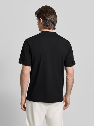 Männermodel trägt Regular Fit T-Shirt aus Baumwoll-Mix Modell 'ICONIC' von BOSS Green, unifarben, Ganzkörperansicht Rückansicht.