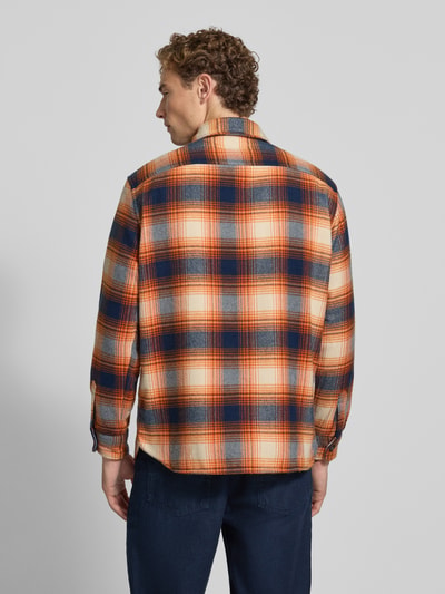 Männermodel trägt Regular Fit Hemdjacke mit Brusttaschen von Christian Berg Men, kariertes Muster in Blau, Orange und Beige, Rückenansicht.