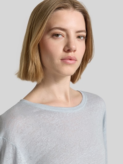 Frauenmodel trägt Regular Fit T-Shirt aus reinem Leinen von BOSS Orange, Optik: Unifarben, Passform: Regular-Fit, Rundhals, Ärmelform: Kurzarm, Material: Leinen, Nahaufnahme Oberkörper.