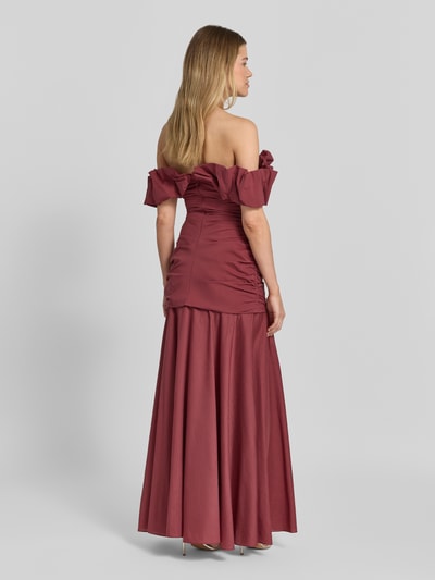 Vrouwenmodel draagt Maxikleid im Off-Shoulder-Look mit Drapierungen van Jake*s Cocktail, katoenmix met stretch, recht model, ritssluiting, ruglengte maat 36: 132 cm, borstwijdte maat 36: 34 cm, rugaanzicht volledige lichaamsopname.