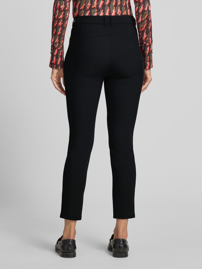 Frauenmodel trägt Slim Fit Schmale Hose mit Viskose-Anteil Modell 'SILEA' von Marc Cain, Schwarz, Teilungsnähte, Ganzkörperansicht Rückansicht.