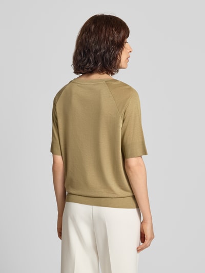 Frauenmodel trägt T-Shirt aus Lyocell-Baumwoll-Mix mit Rundhalsausschnitt von Luisa Cerano, olivgrün, Regular Fit, Rückansicht.