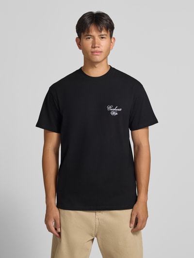 Männermodel trägt schwarzes T-Shirt mit Logo-Stitching Modell 'Gracious' von Carhartt Work In Progress, Ganzkörperansicht von vorne, reine Baumwolle, Relaxed Fit, Rundhalsausschnitt, Rückenlänge bei Größe M 66 cm.