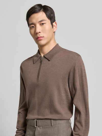 Männermodel trägt Pullover in Strick-Optik von Officine Générale in Braun, Reißverschluss, Umlegekragen, reine Baumwolle, Nahaufnahme Oberkörper.