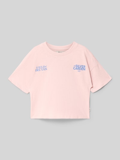Produktfoto, Regular Fit T-Shirt mit Logo-Print von Garcia, rosa Baumwolle mit Statement-Print, Rundhalsausschnitt, Vorderansicht.