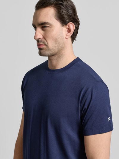 Męski model nosi Regular Fit T-Shirt mit Rundhalsausschnitt von Fabletics, bawełna z domieszką modalu, niebieski, krótki rękaw, półzbliżenie górnej części ciała
